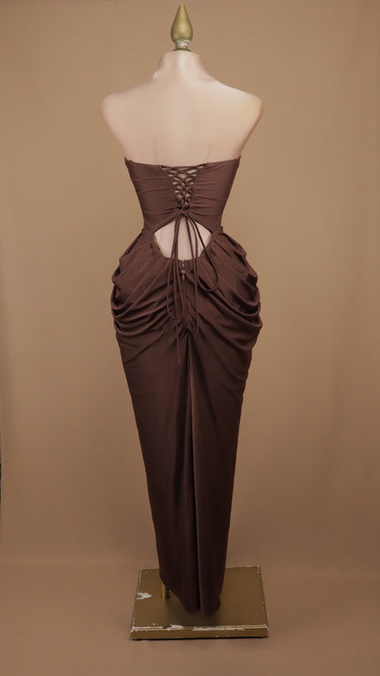 Vestido largo strapless con corsé y pliegue en cadera