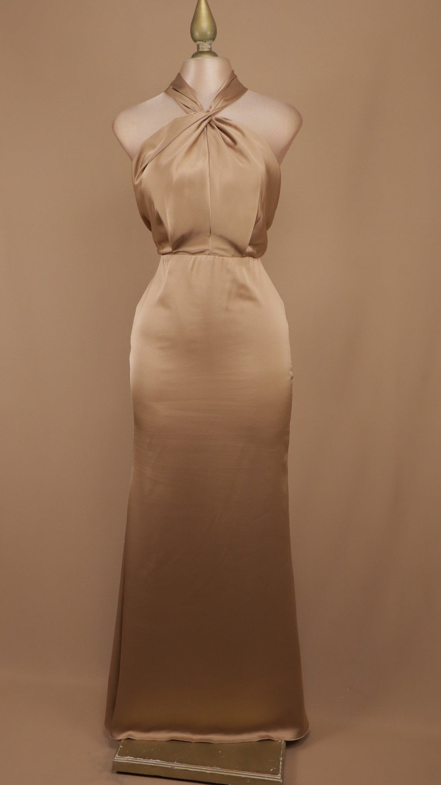 Vestido largo satinado cuello halter