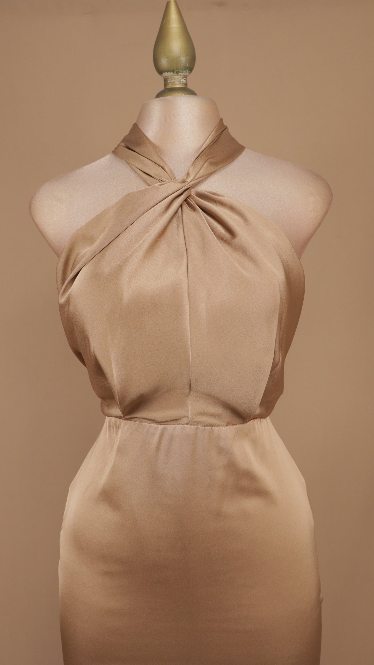 Vestido largo satinado cuello halter