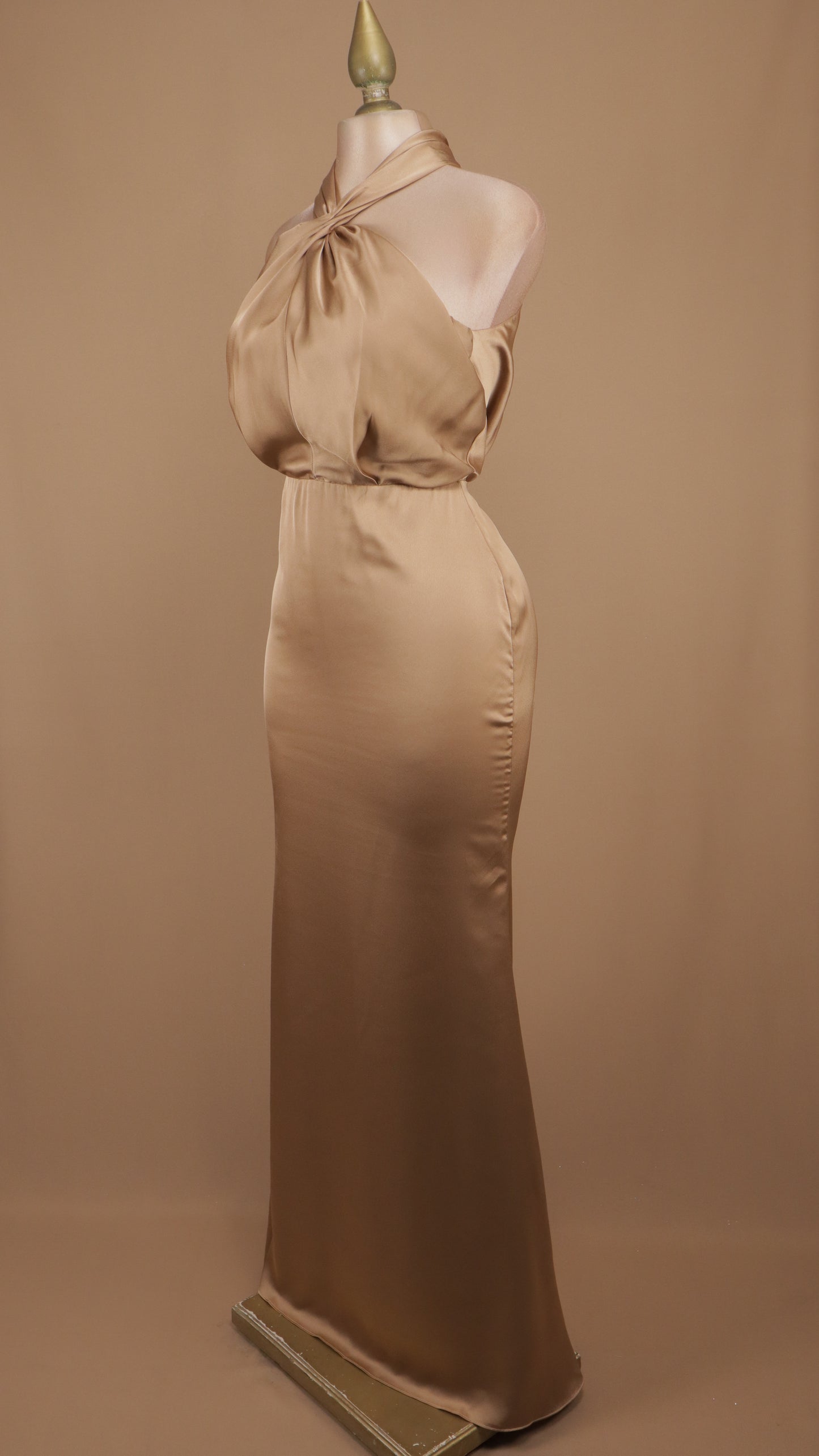 Vestido largo satinado cuello halter