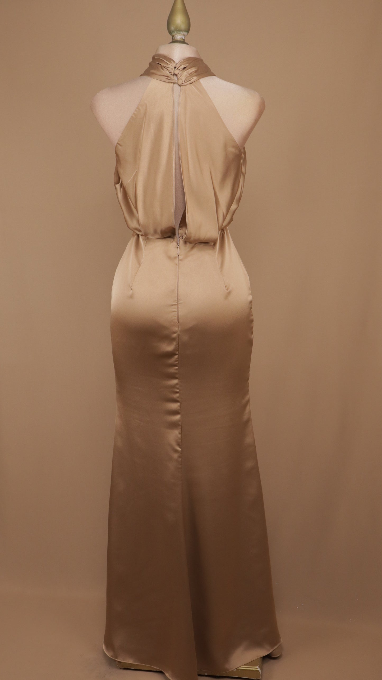 Vestido largo satinado cuello halter