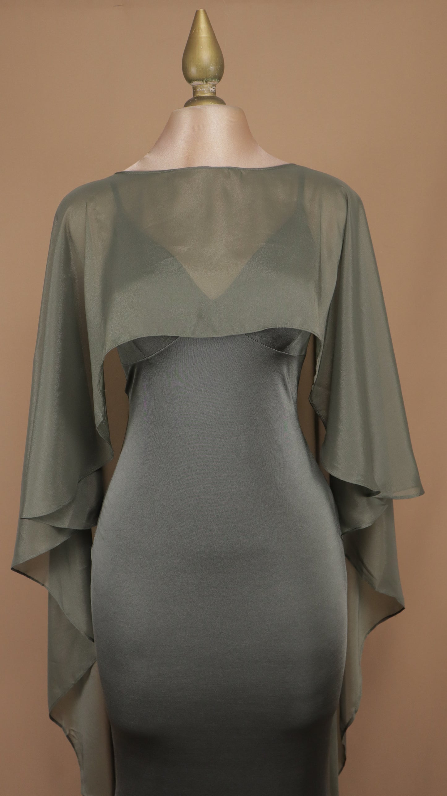 Vestido de gala satén con capa de gasa fluida