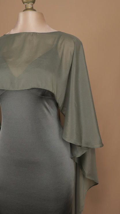 Vestido de gala satén con capa de gasa fluida