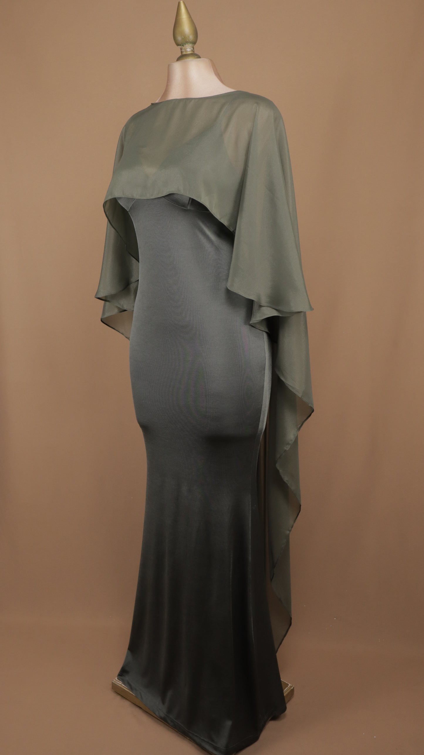 Vestido de gala satén con capa de gasa fluida