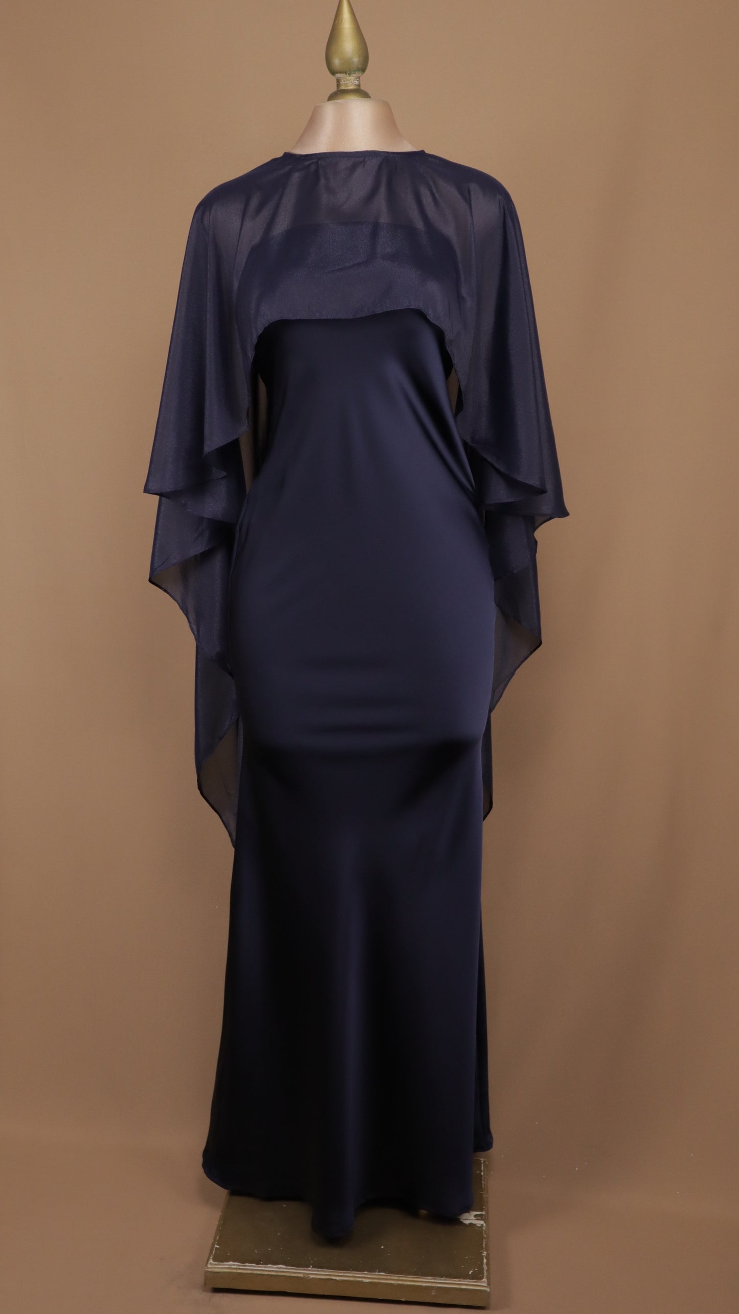Vestido largo satinado con capa de chiffon