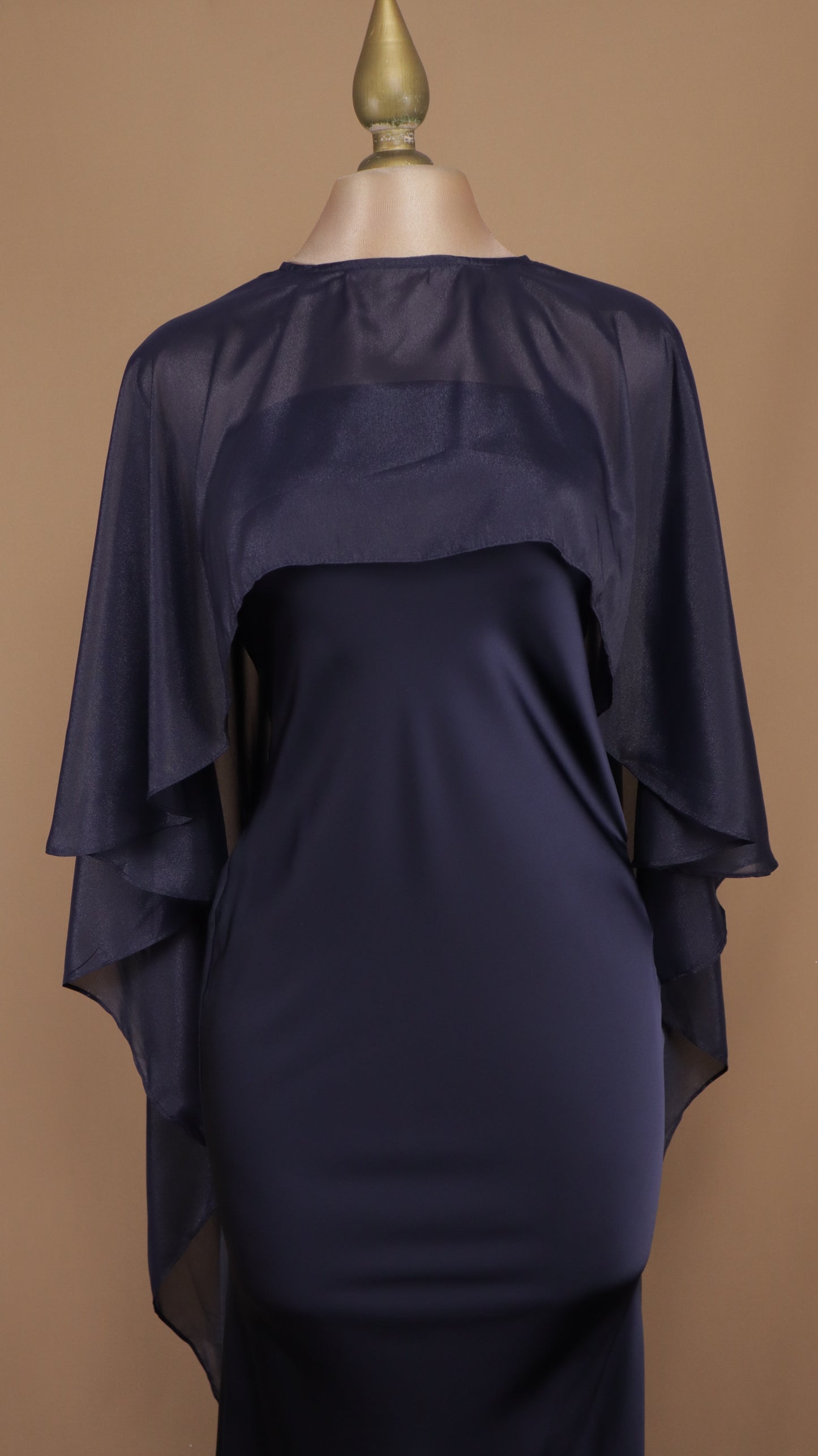 Vestido largo satinado con capa de chiffon