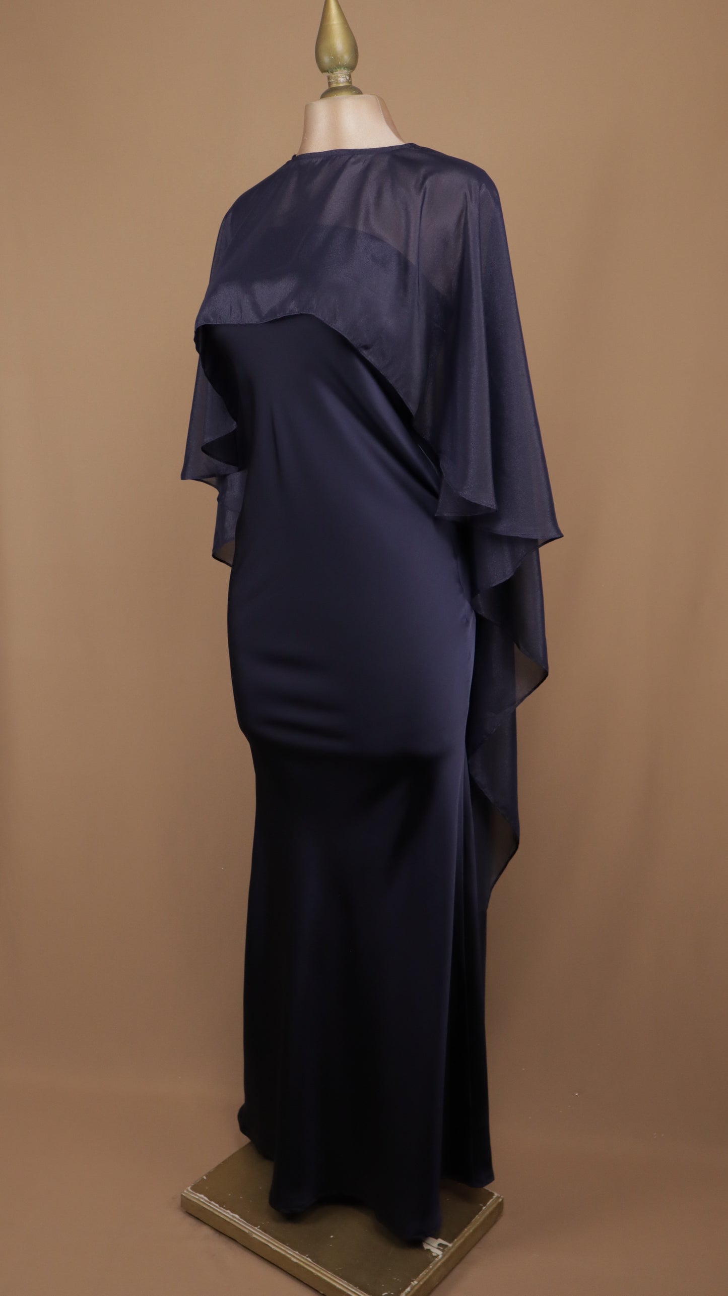 Vestido largo satinado con capa de chiffon