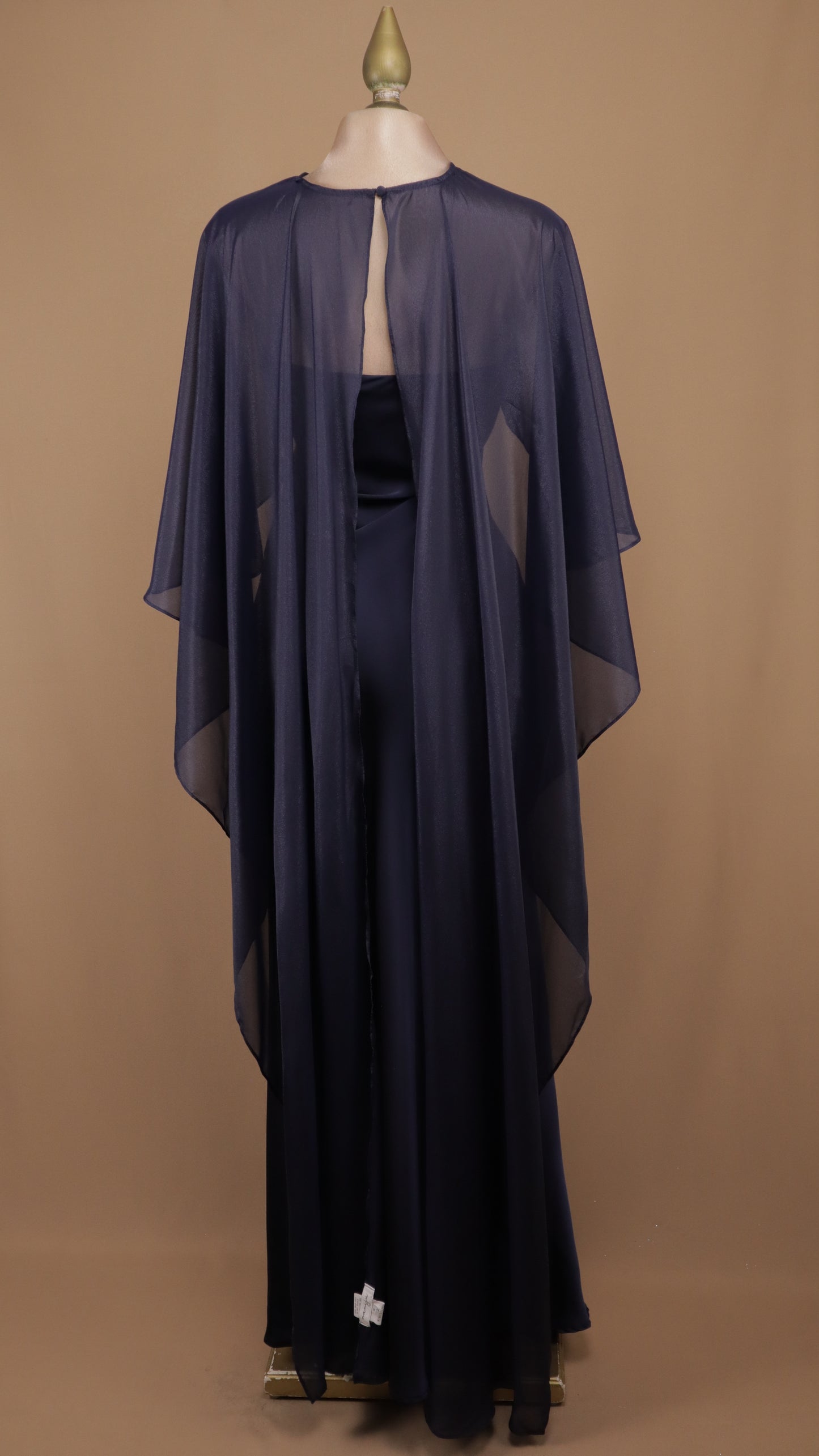 Vestido largo satinado con capa de chiffon