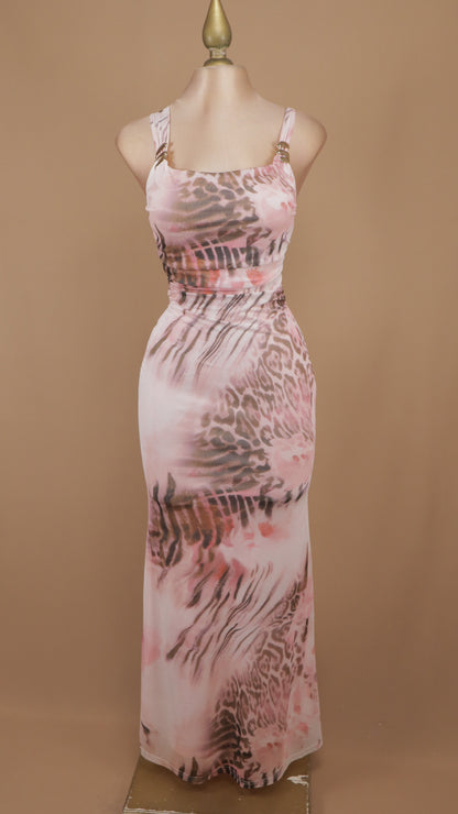 Vestido maxi con estampado de animal print y detalles metálicos descripción