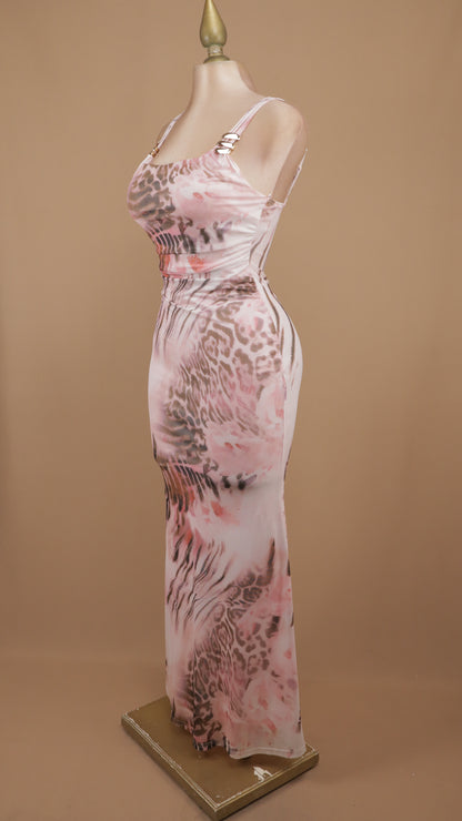 Vestido maxi con estampado de animal print y detalles metálicos descripción