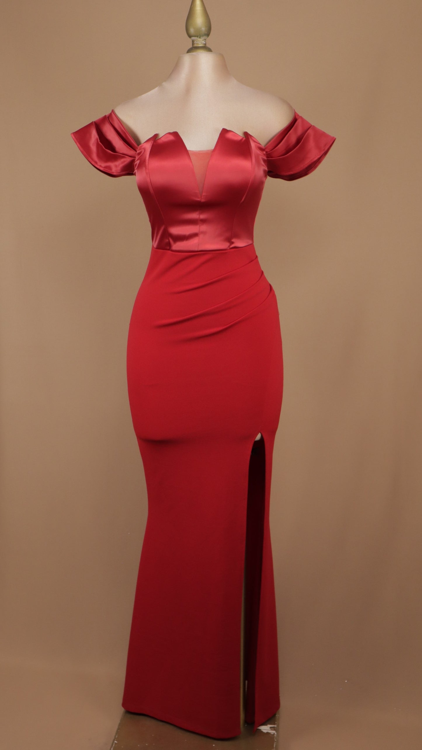 Vestido de gala escarlata de dos texturas con hombros descubiertos y abertura frontal