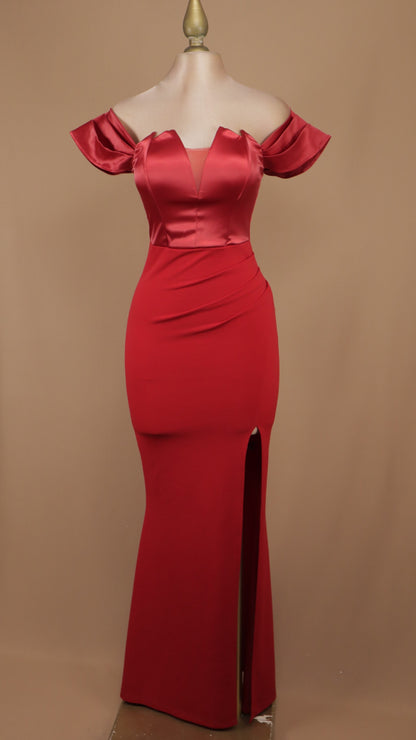 Vestido de gala escarlata de dos texturas con hombros descubiertos y abertura frontal