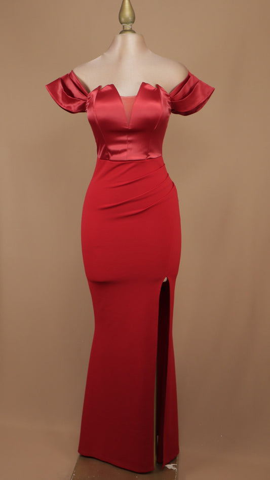 Vestido de gala escarlata de dos texturas con hombros descubiertos y abertura frontal