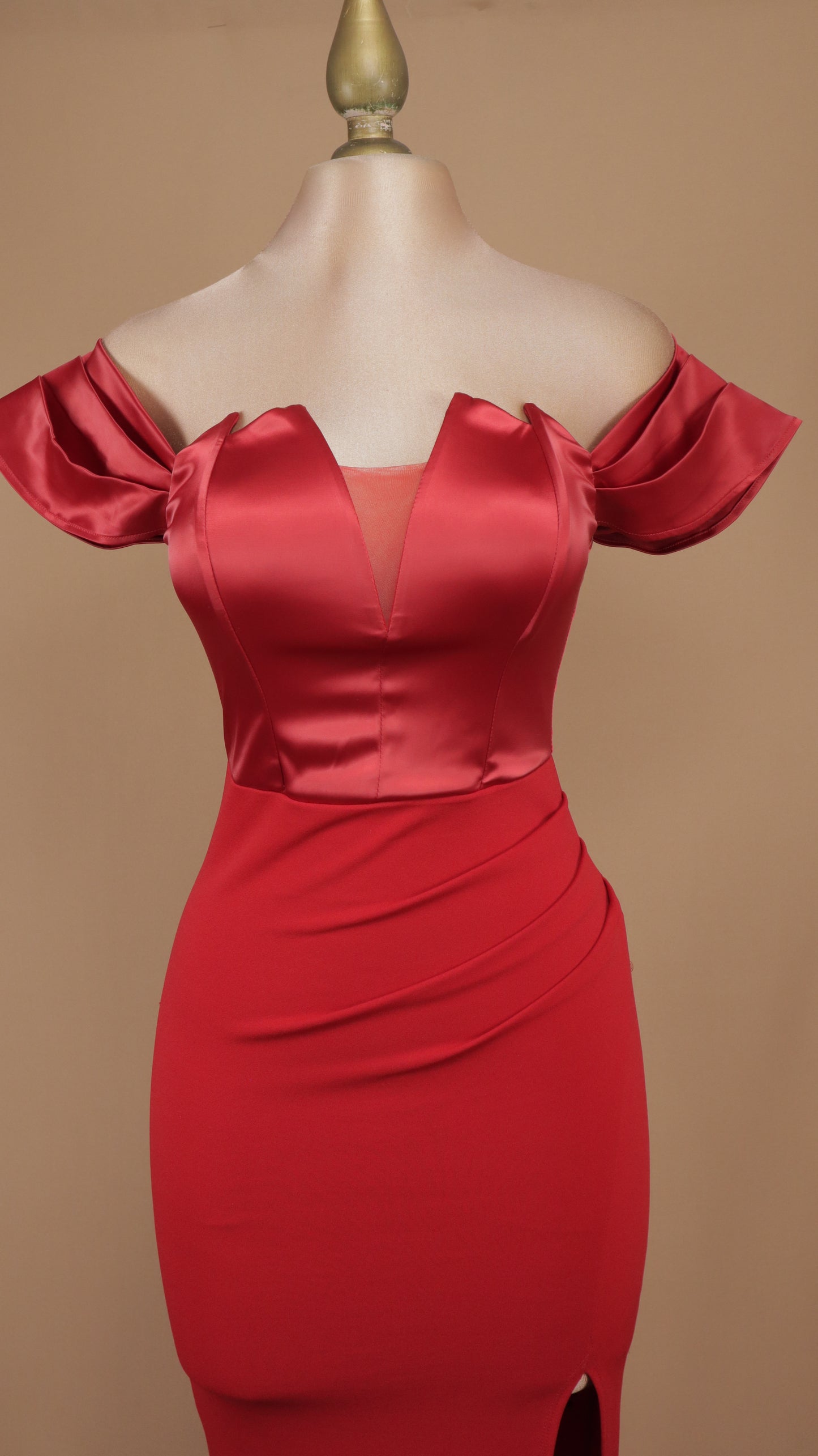 Vestido de gala escarlata de dos texturas con hombros descubiertos y abertura frontal