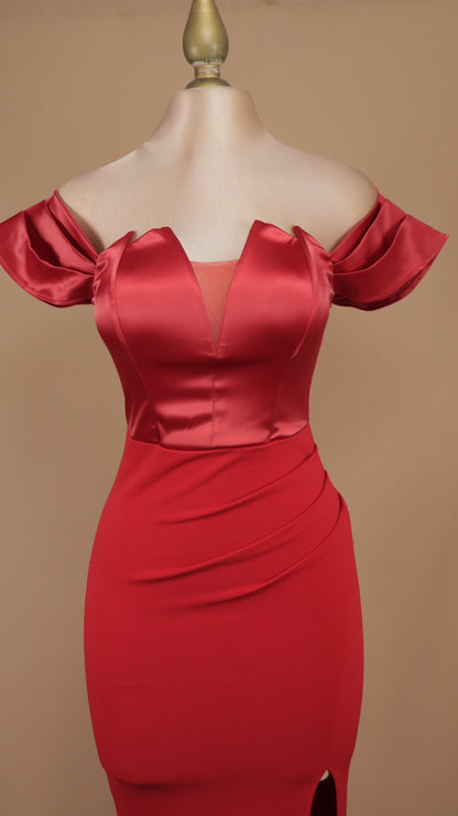 Vestido de gala escarlata de dos texturas con hombros descubiertos y abertura frontal
