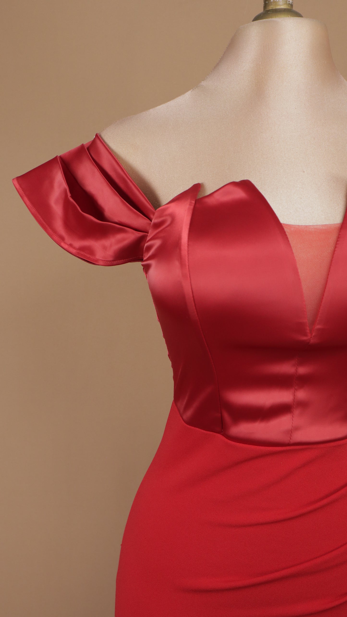 Vestido de gala escarlata de dos texturas con hombros descubiertos y abertura frontal