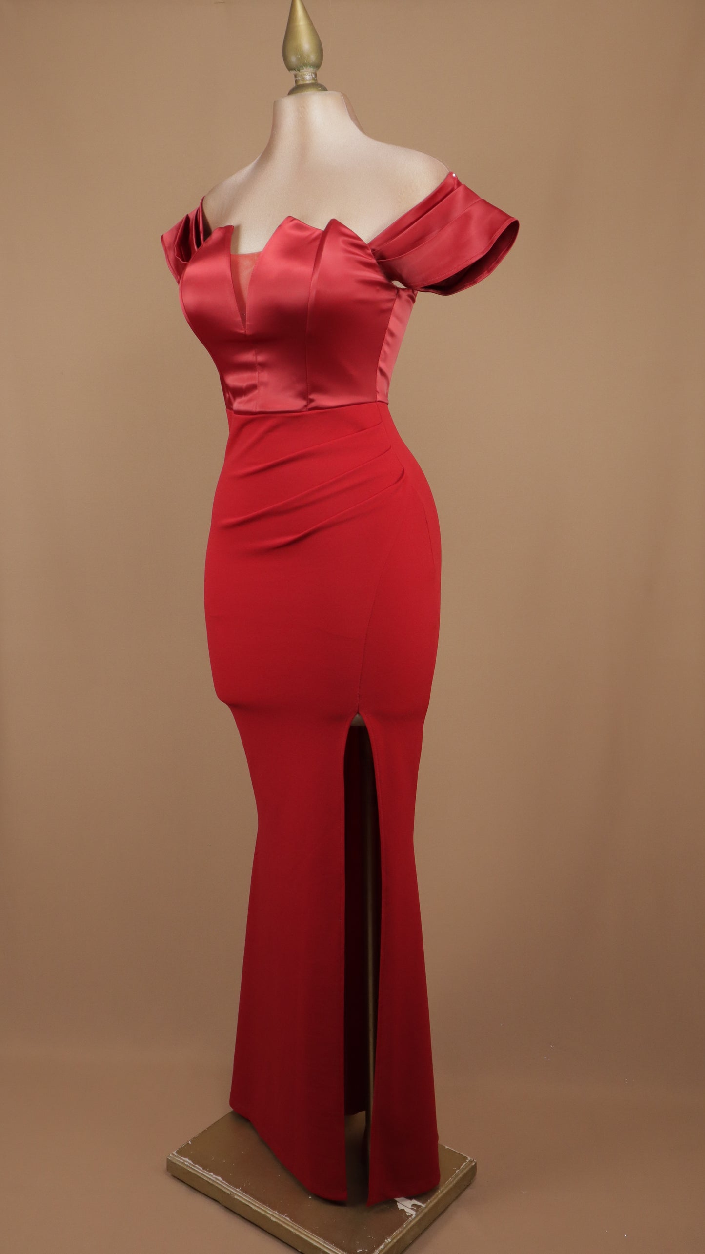 Vestido de gala escarlata de dos texturas con hombros descubiertos y abertura frontal
