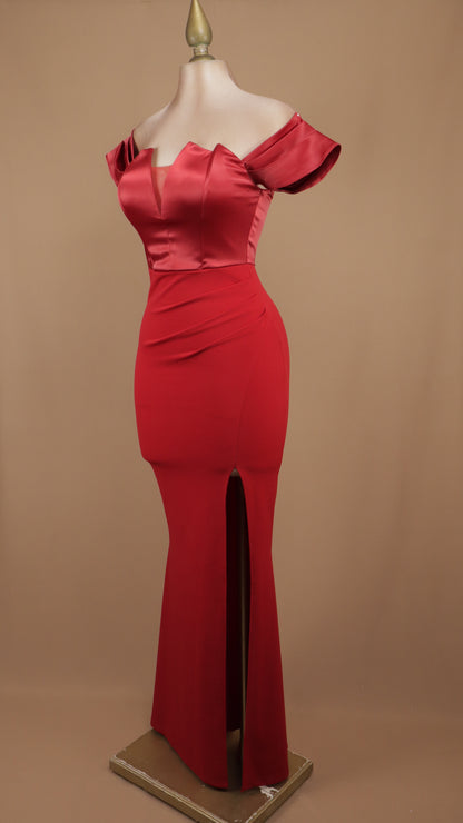 Vestido de gala escarlata de dos texturas con hombros descubiertos y abertura frontal