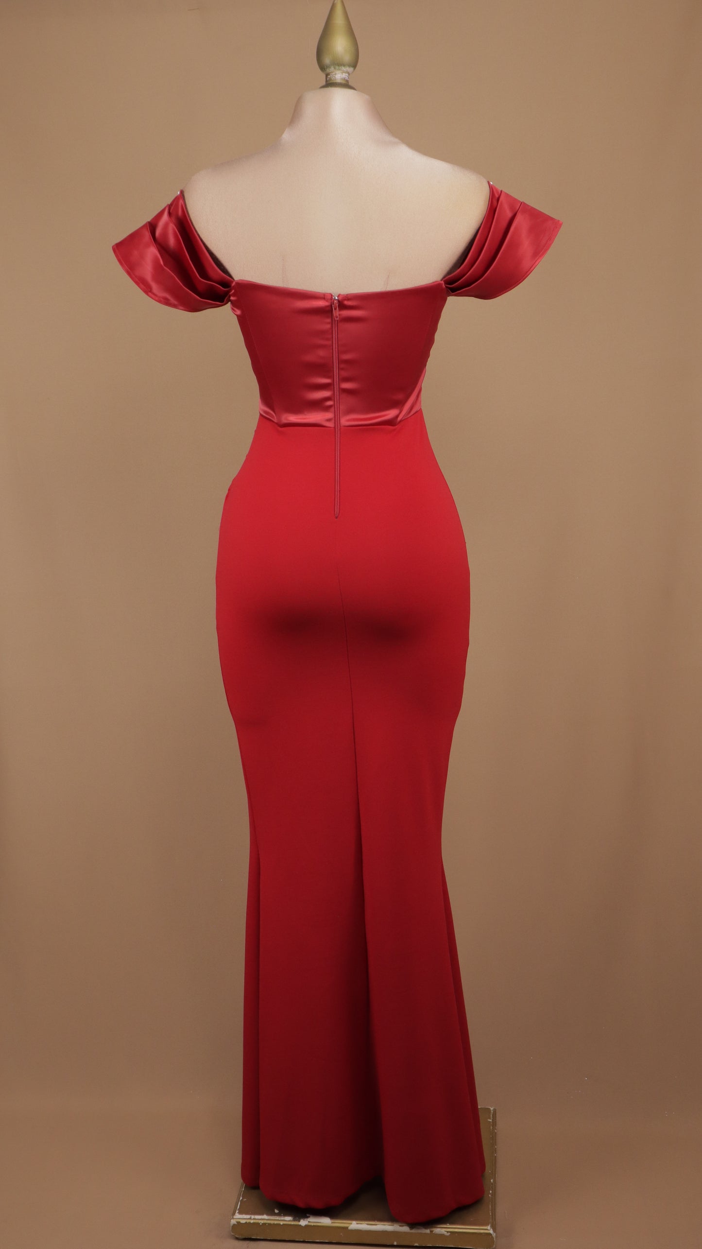 Vestido de gala escarlata de dos texturas con hombros descubiertos y abertura frontal