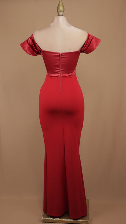 Vestido de gala escarlata de dos texturas con hombros descubiertos y abertura frontal