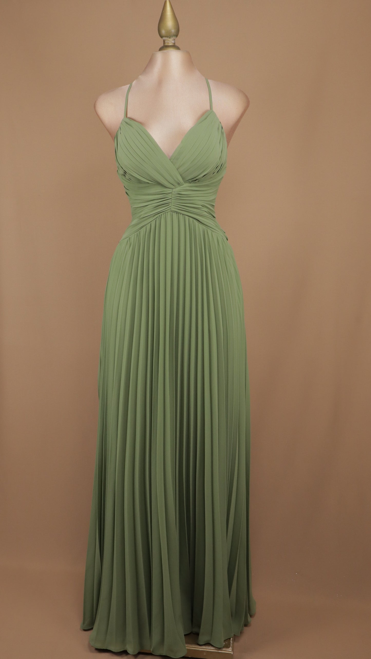 Vestido de noche plisado con escote cruzado