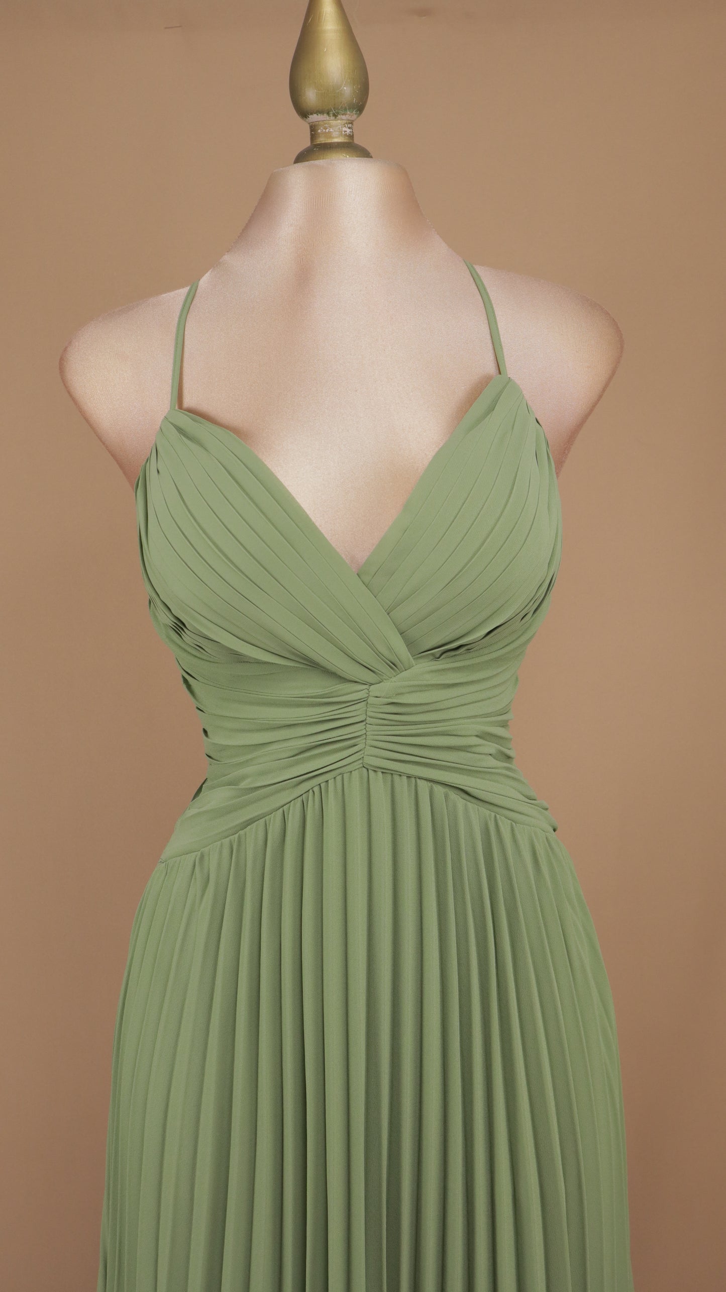 Vestido de noche plisado con escote cruzado