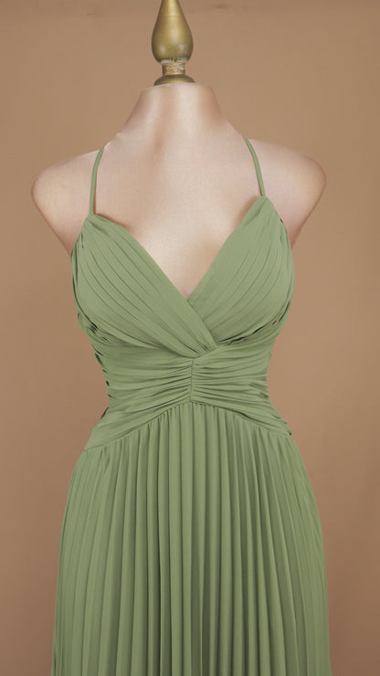 Vestido de noche plisado con escote cruzado