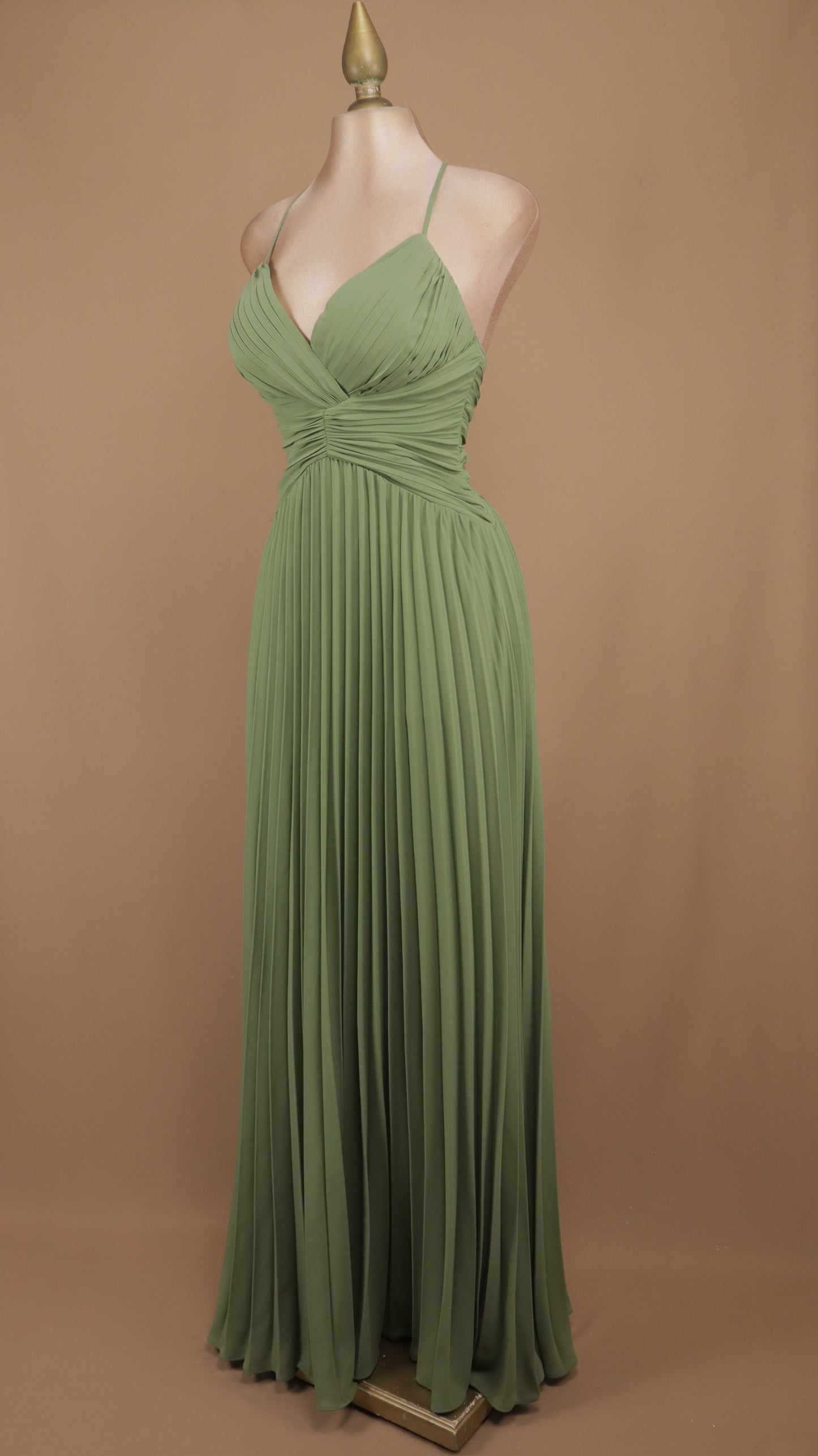 Vestido de noche plisado con escote cruzado