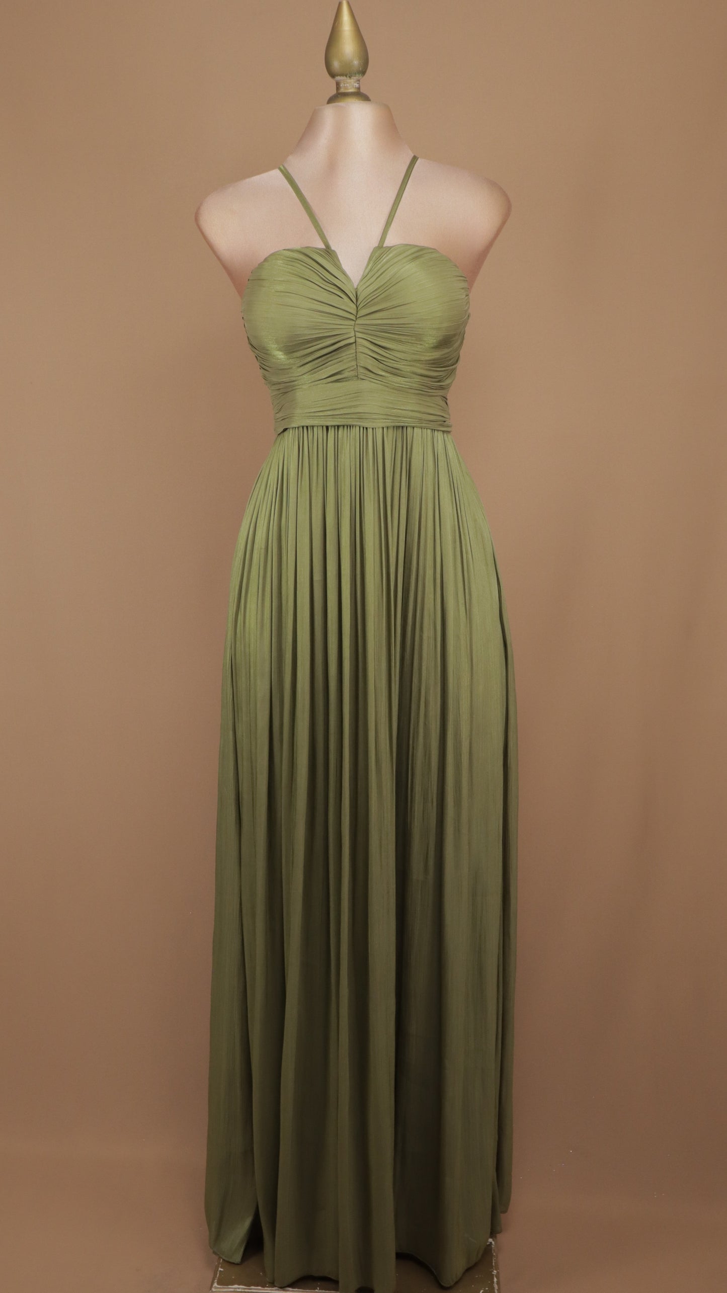 Vestido largo drapeado con escote en la espalda
