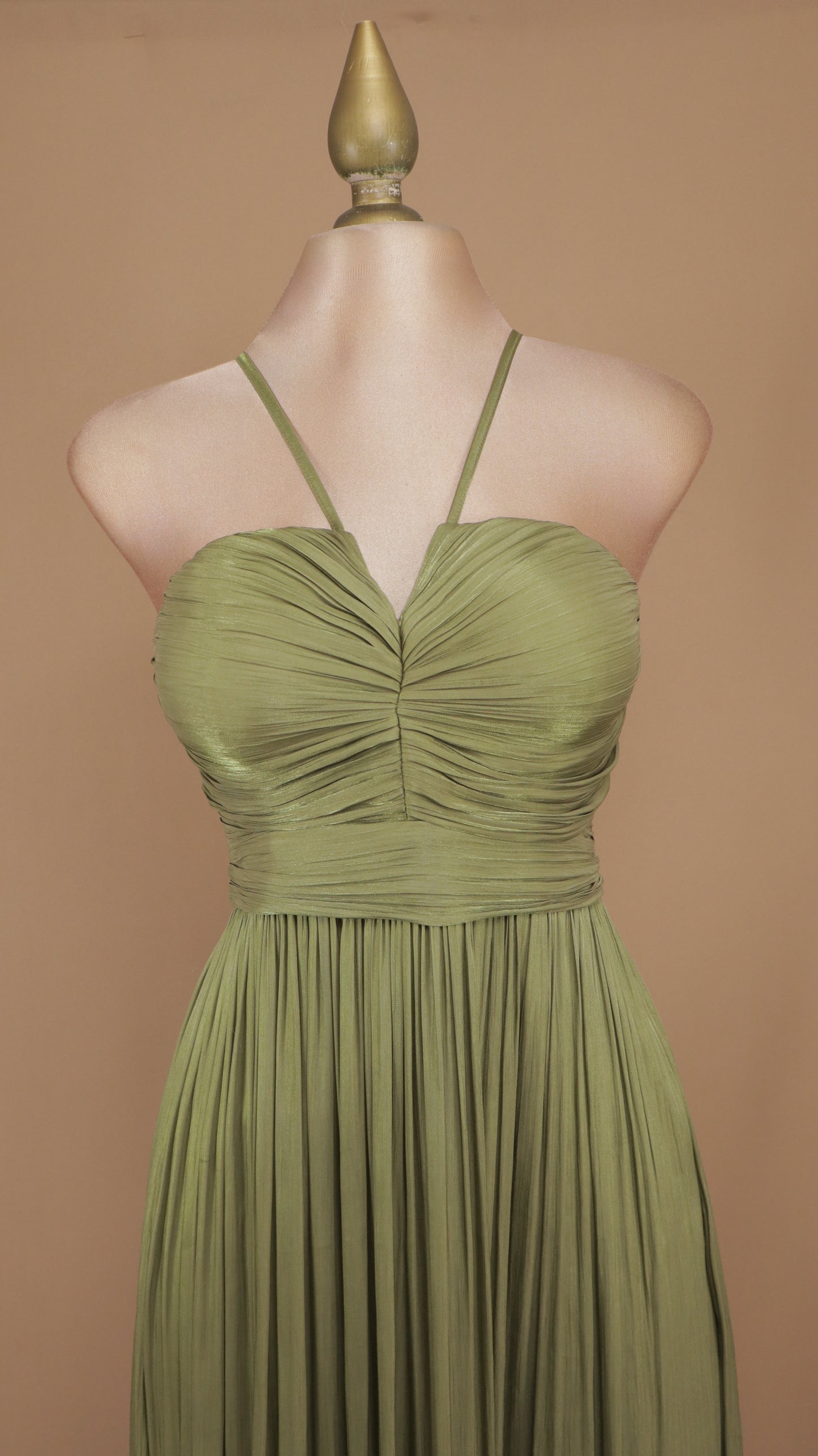 Vestido largo drapeado con escote en la espalda