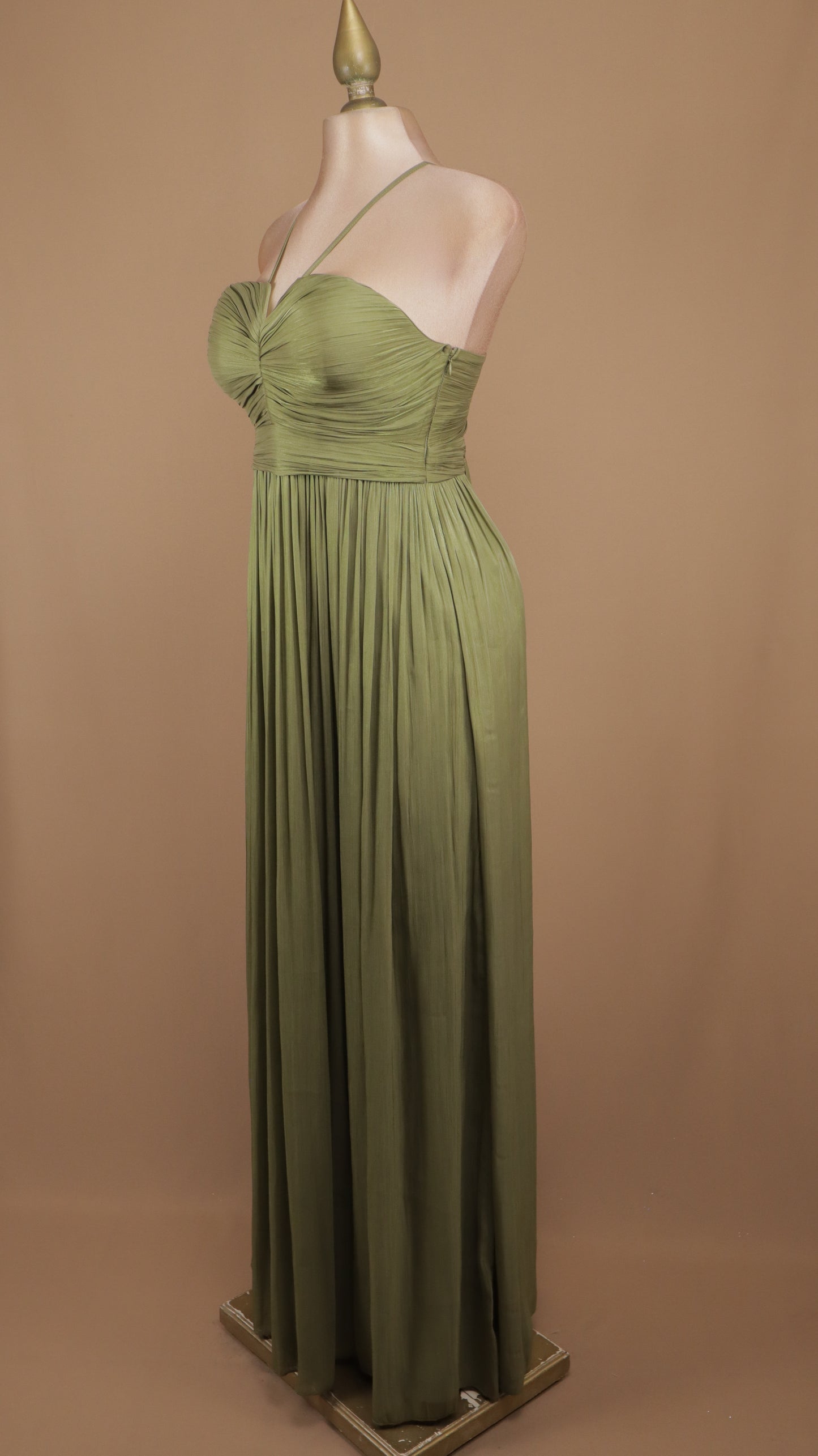 Vestido largo drapeado con escote en la espalda