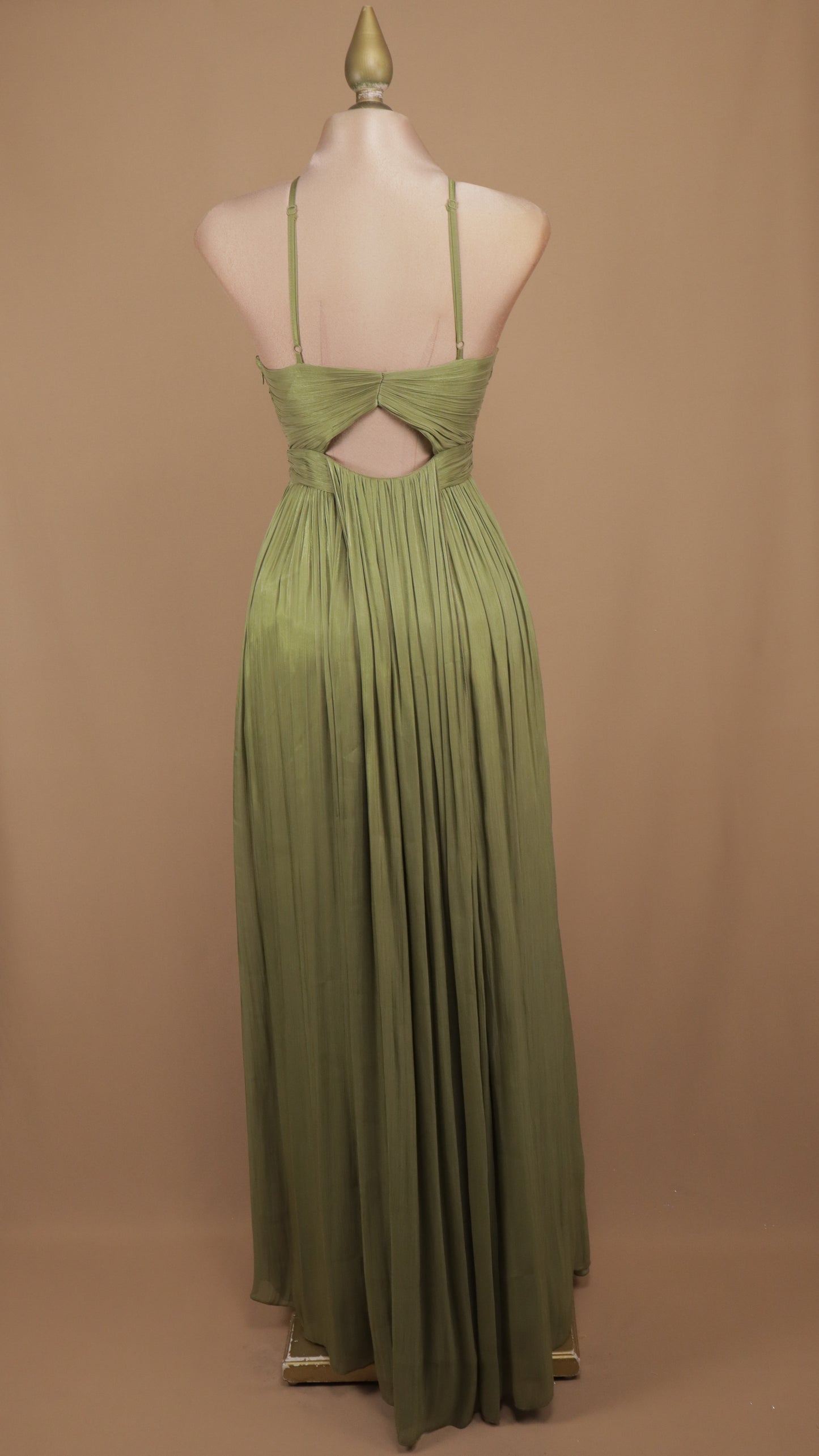 Vestido largo drapeado con escote en la espalda