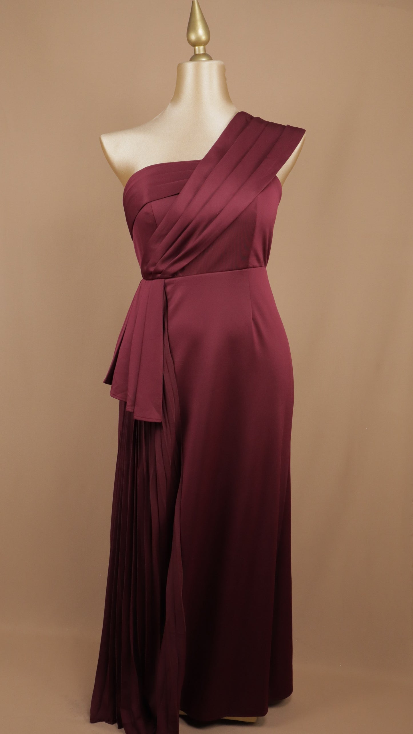 Vestido largo plus size con falda plisada y escote asimétrico