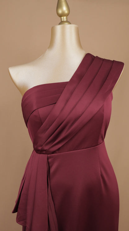 Vestido largo plus size con falda plisada y escote asimétrico