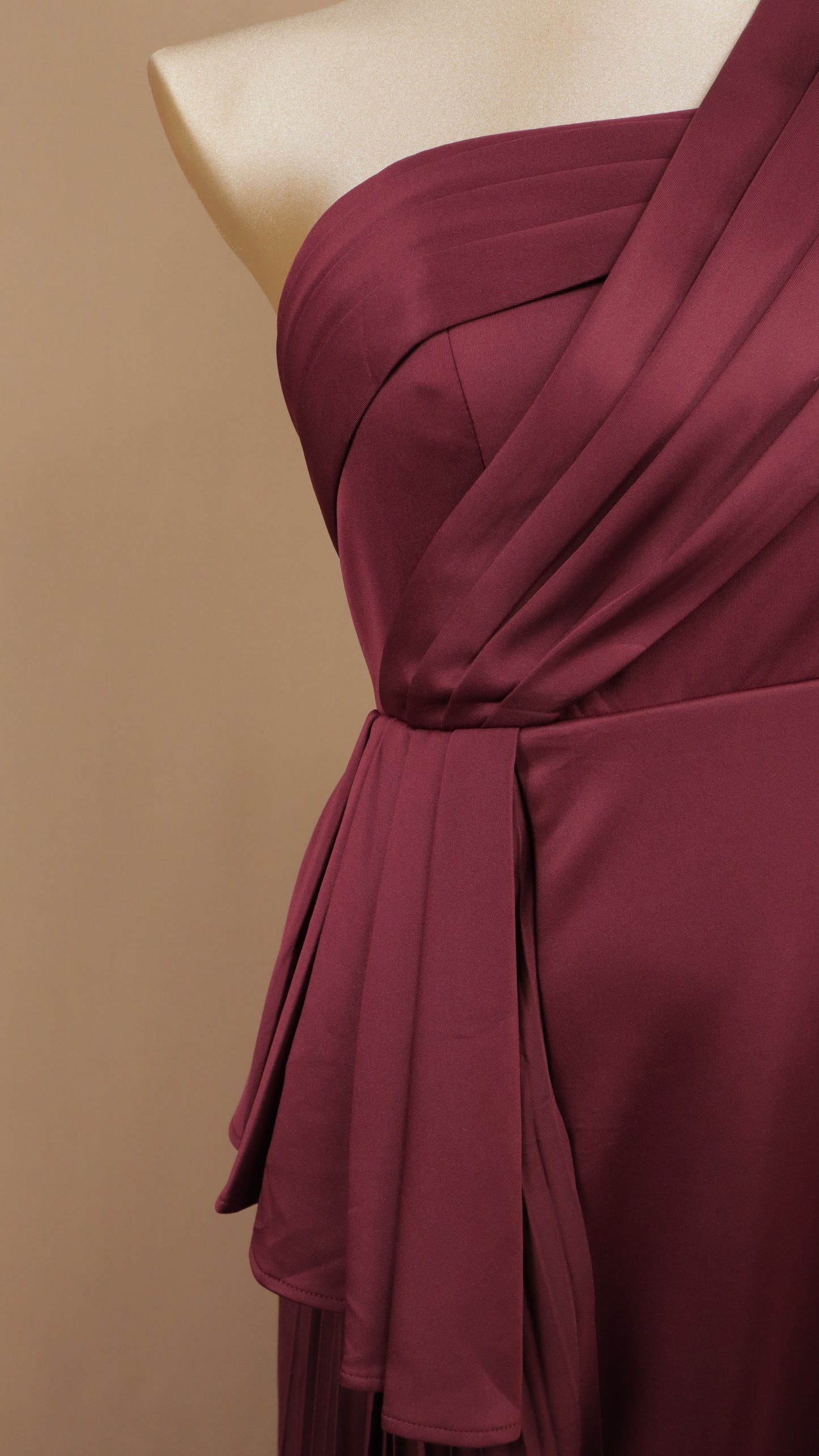 Vestido largo plus size con falda plisada y escote asimétrico