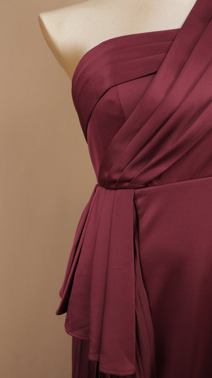 Vestido largo plus size con falda plisada y escote asimétrico