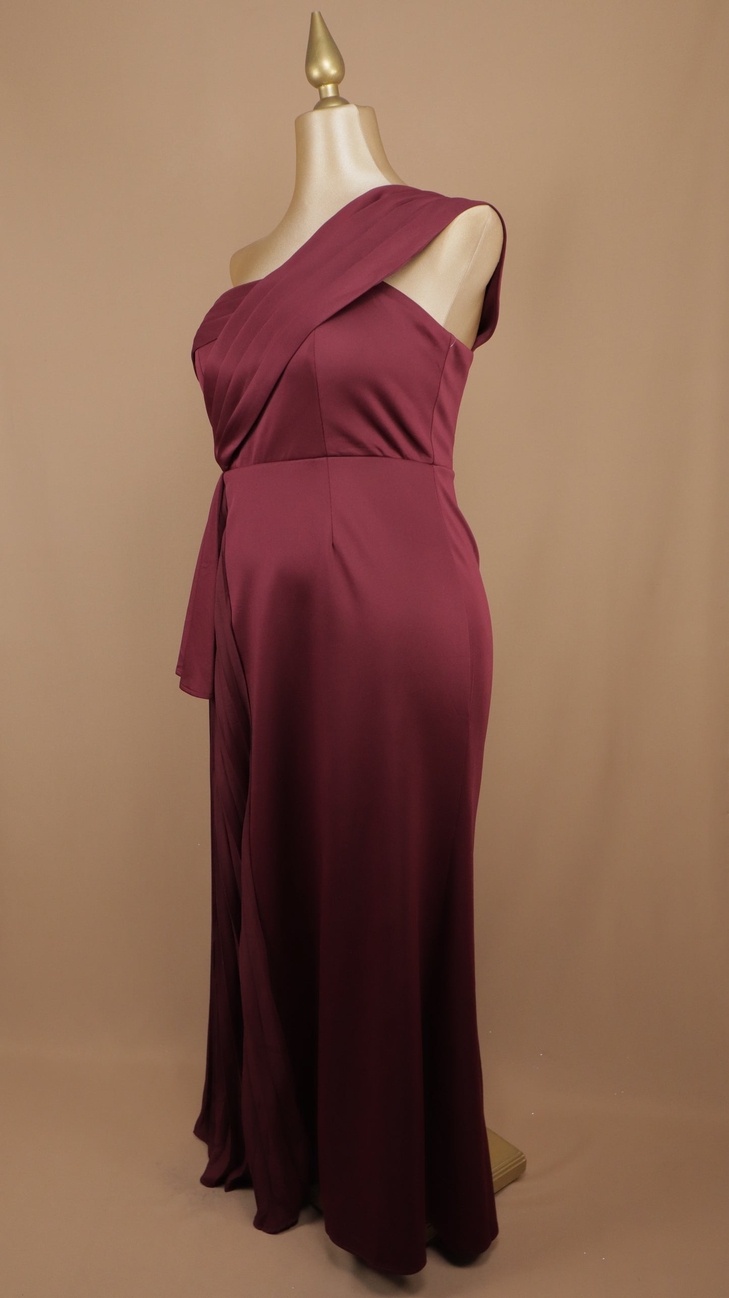 Vestido largo plus size con falda plisada y escote asimétrico