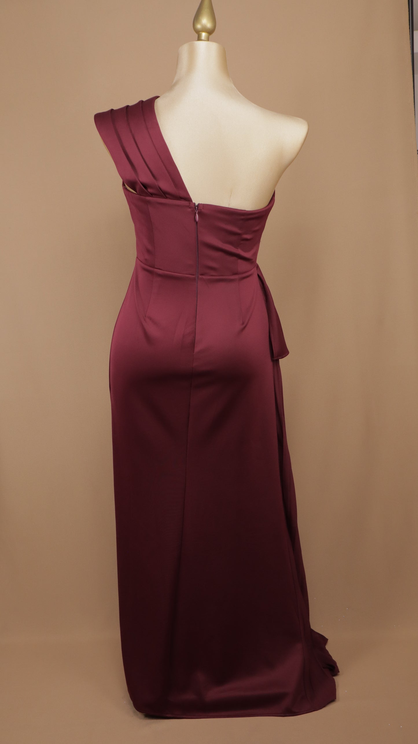 Vestido largo plus size con falda plisada y escote asimétrico