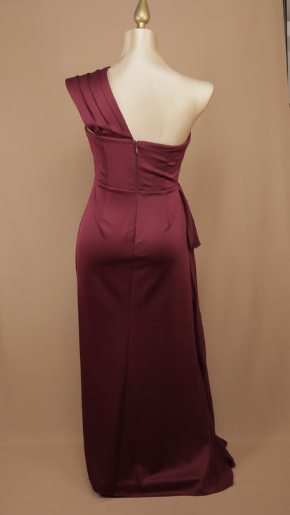Vestido largo plus size con falda plisada y escote asimétrico