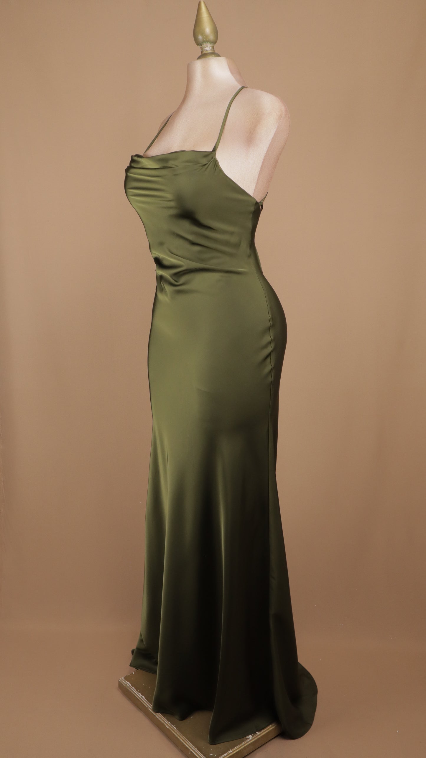 Vestido largo satinado con agujetas en la espalda