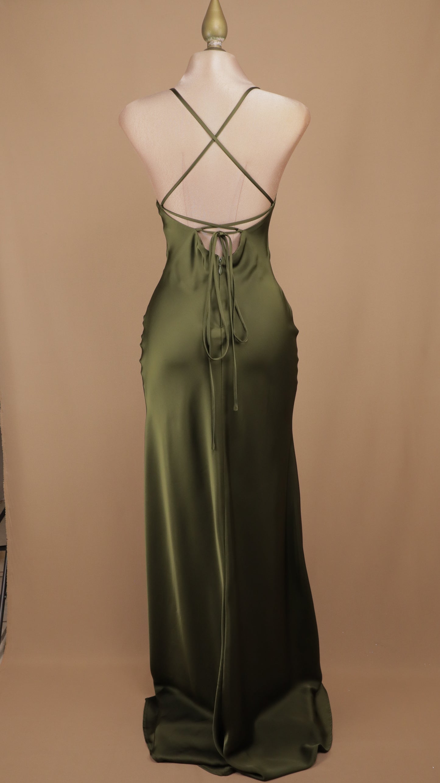 Vestido largo satinado con agujetas en la espalda