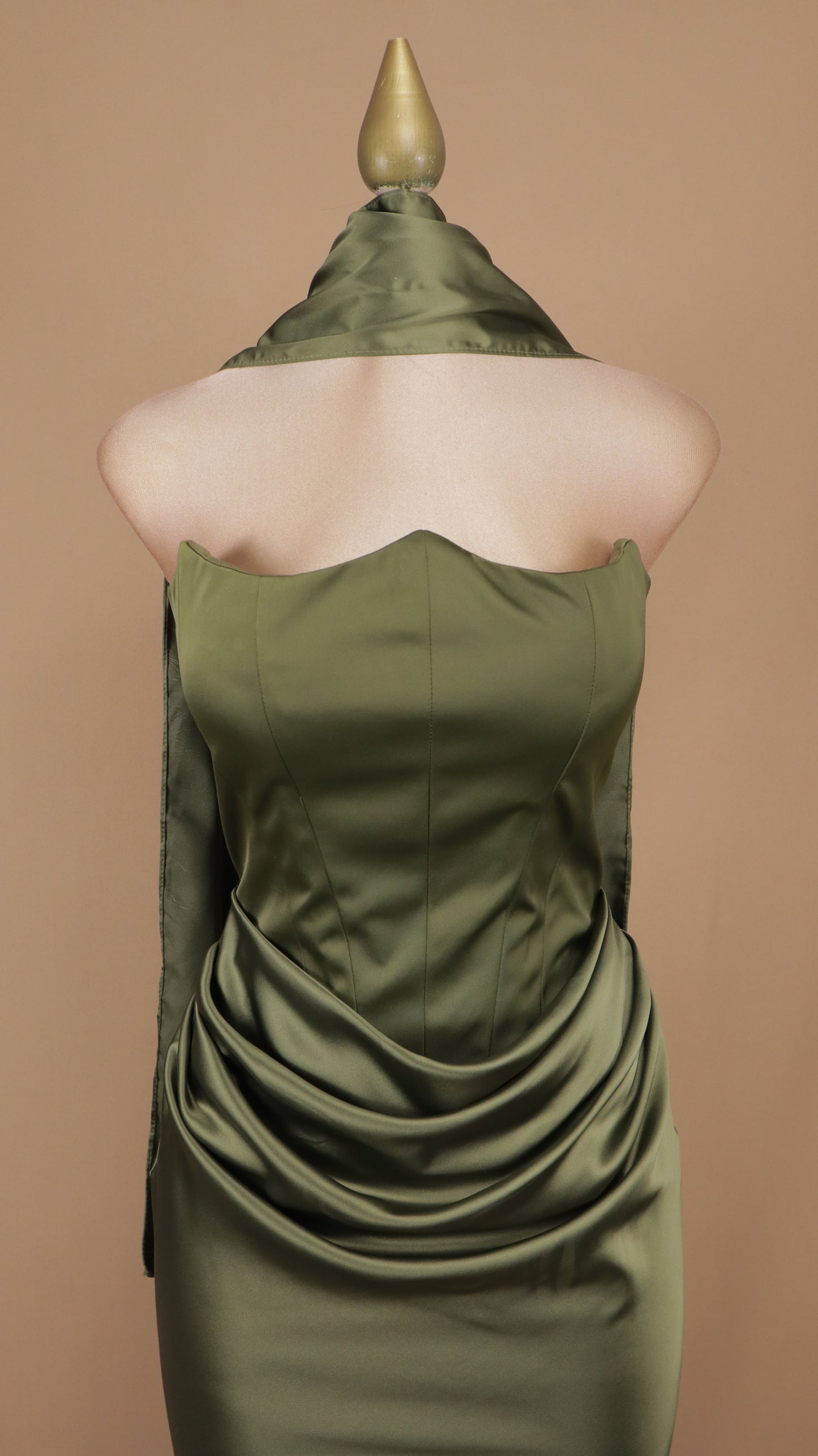 Vestido largo satinado estraple con corset