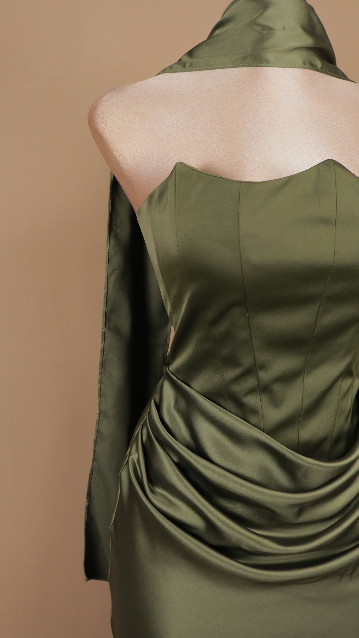 Vestido largo satinado estraple con corset