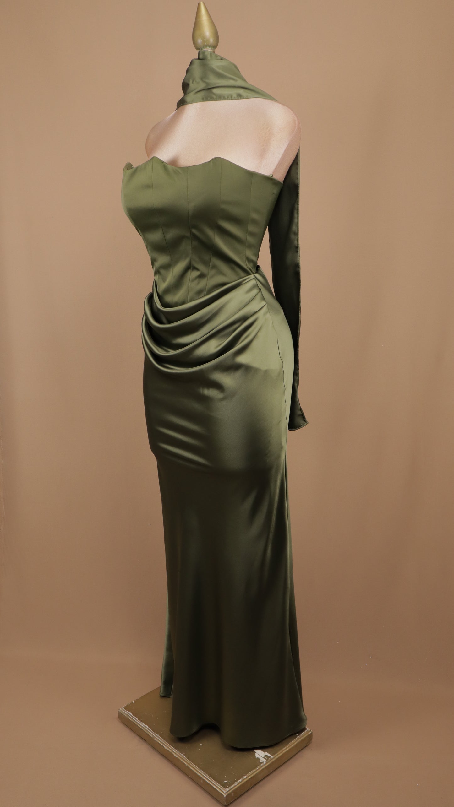Vestido largo satinado estraple con corset