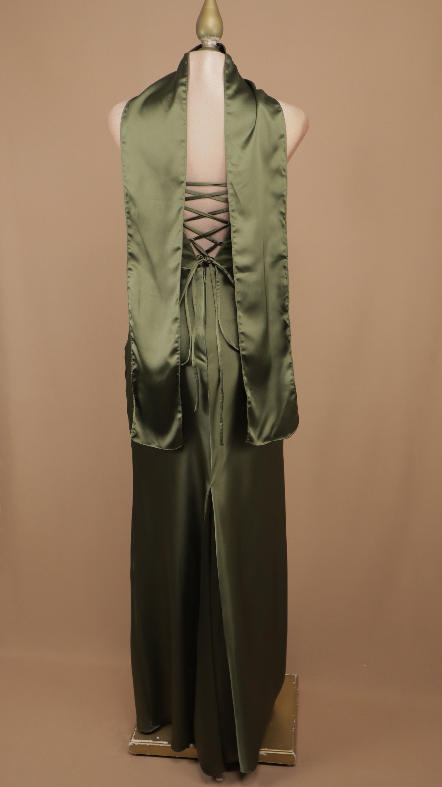Vestido largo satinado estraple con corset