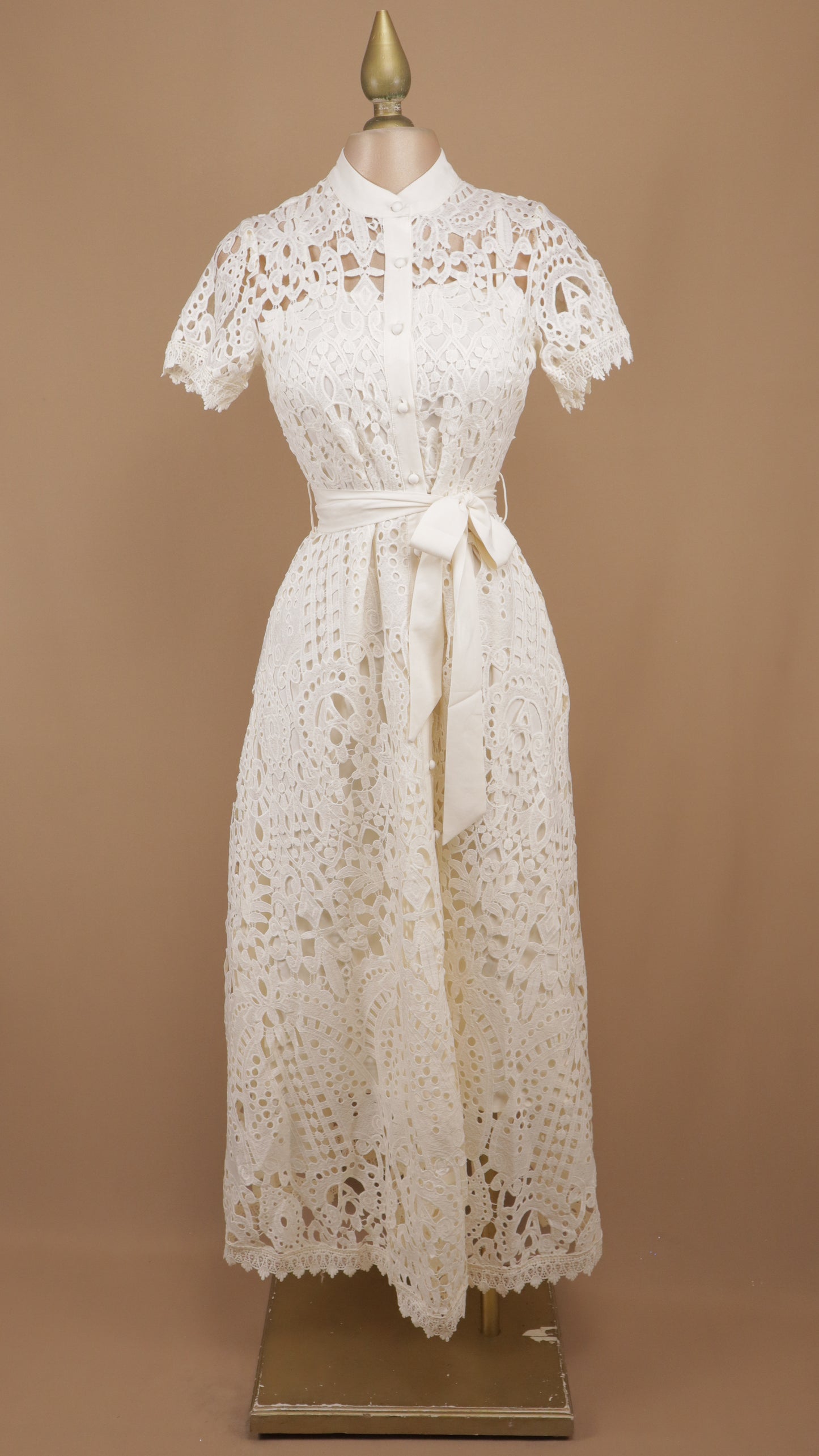 Vestido midi elegante de encaje guipur o crochet
