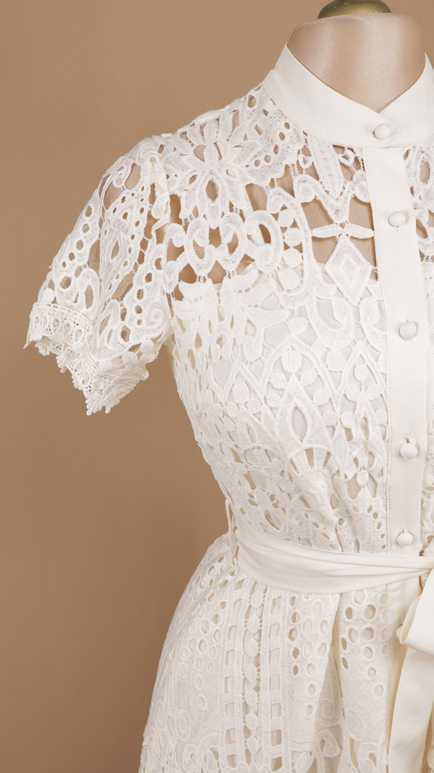 Vestido midi elegante de encaje guipur o crochet