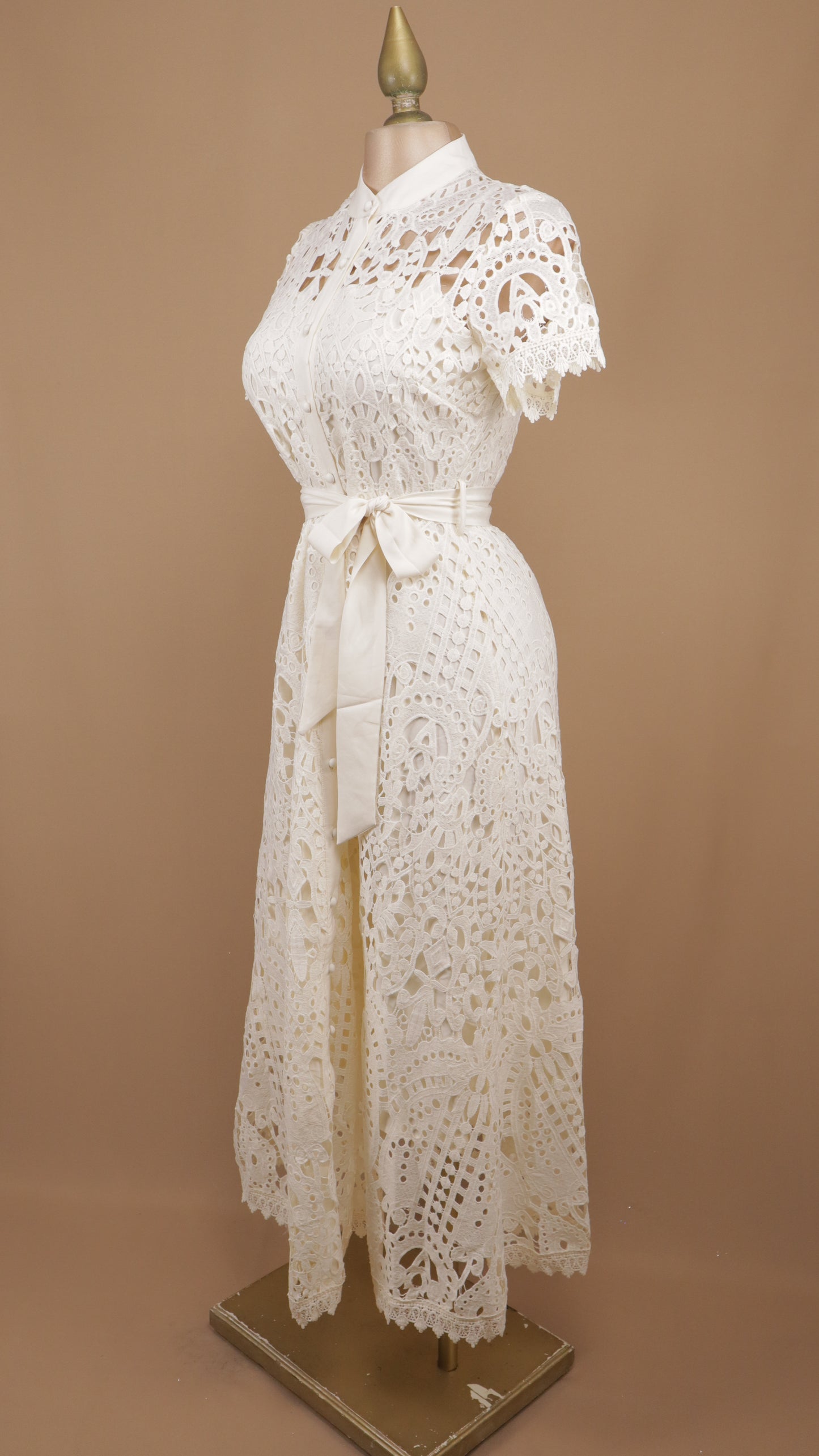 Vestido midi elegante de encaje guipur o crochet