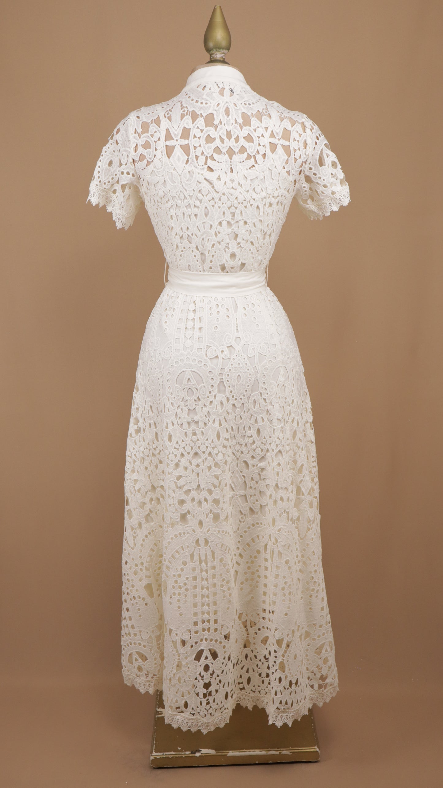 Vestido midi elegante de encaje guipur o crochet