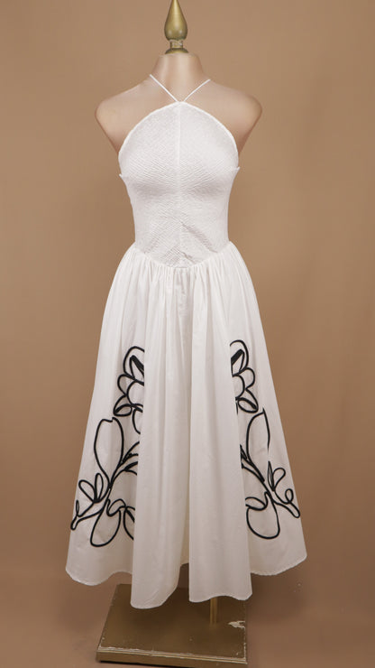 Vestido midi texturizado con cuello halter y bordado botánico lineal